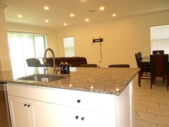 Building Photo - Spacious 4/3/3 home in Mirada