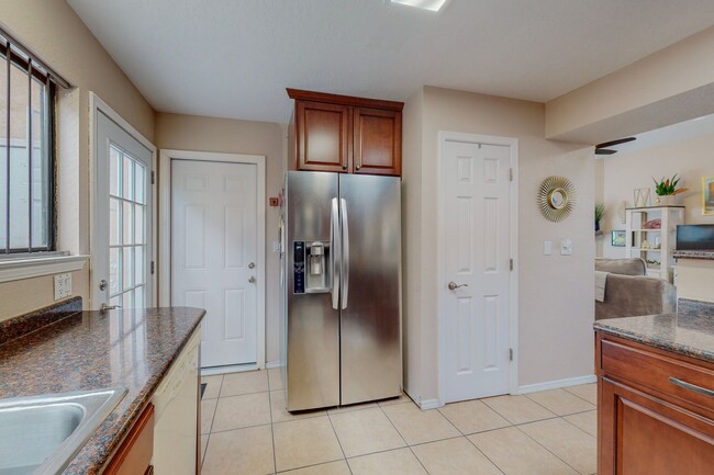 Building Photo - UNSER/LADERA 2 Bedroom  2 Bath  2 car gara...