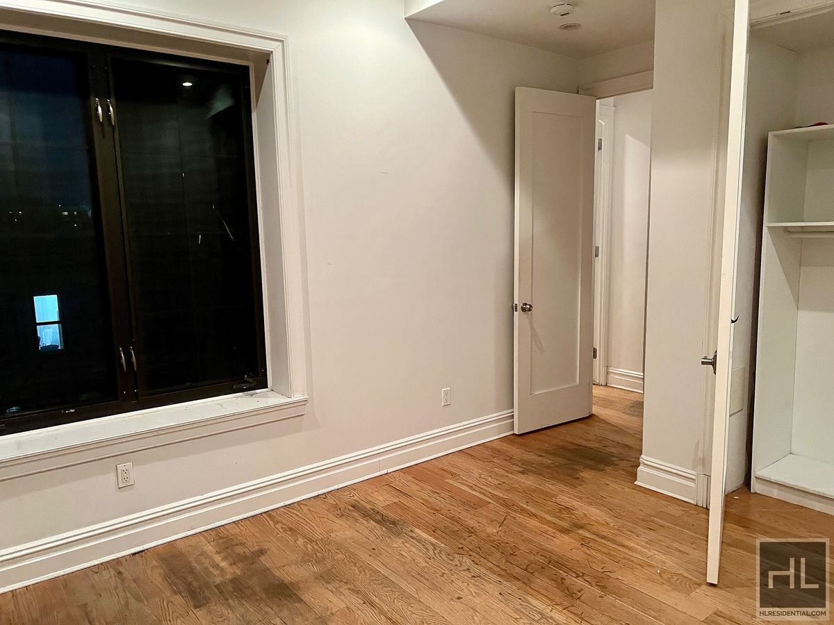 Building Photo - 6BR 3BA Historic Limestone Duplex In Crown...