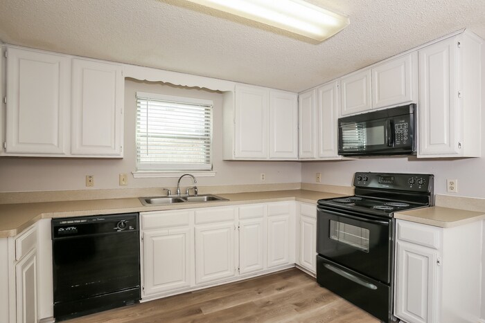 Building Photo - 722 Nightingale Cir