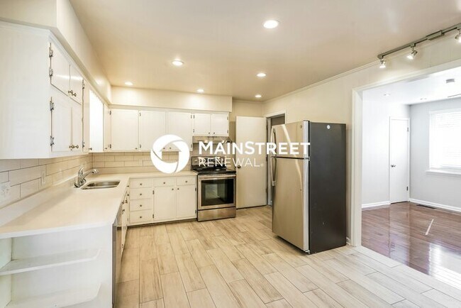 Building Photo - 4 Bedroom Pet-Friendly Home in NASHVILLE, TN with Main Street Renewal