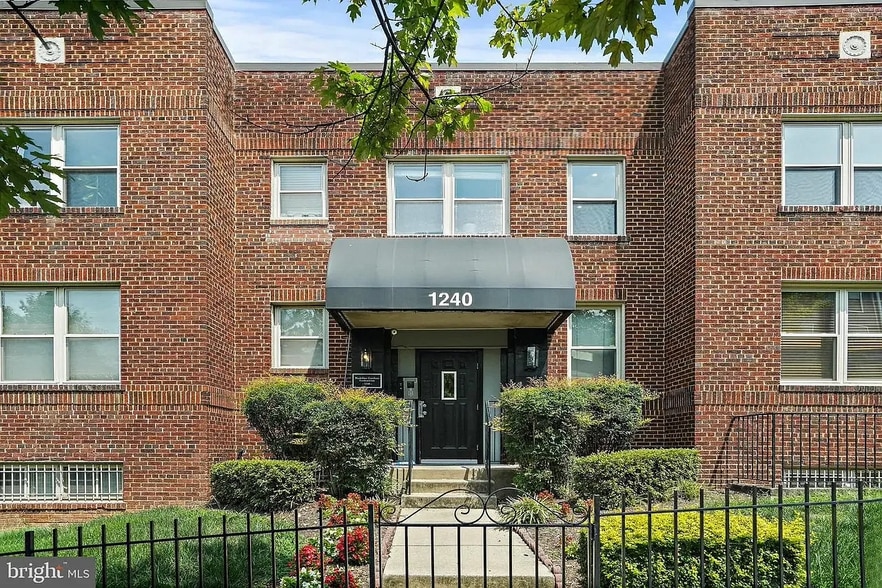 Building Photo - 1240 Holbrook Ter NE