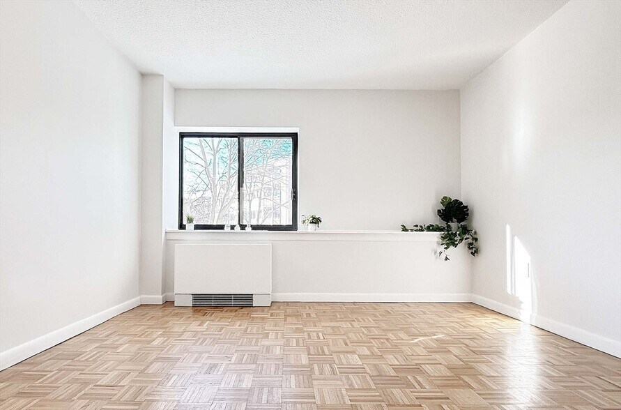 Bedroom - 300 Lynn Shore Dr