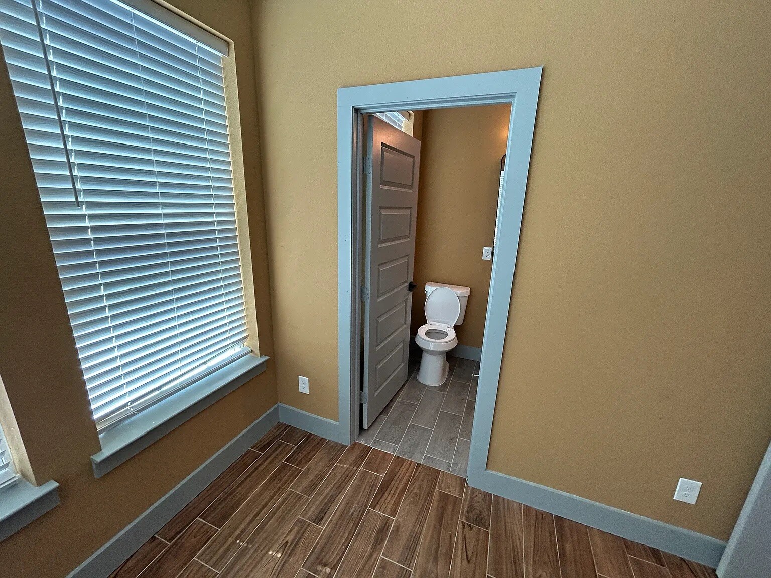 Building Photo - Room in Duplex on N Shore Dr