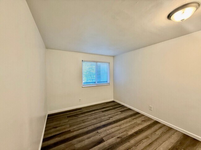 Building Photo - Beautiful 2 bed, 2 bath Shoreline Condo, $2400/mo.