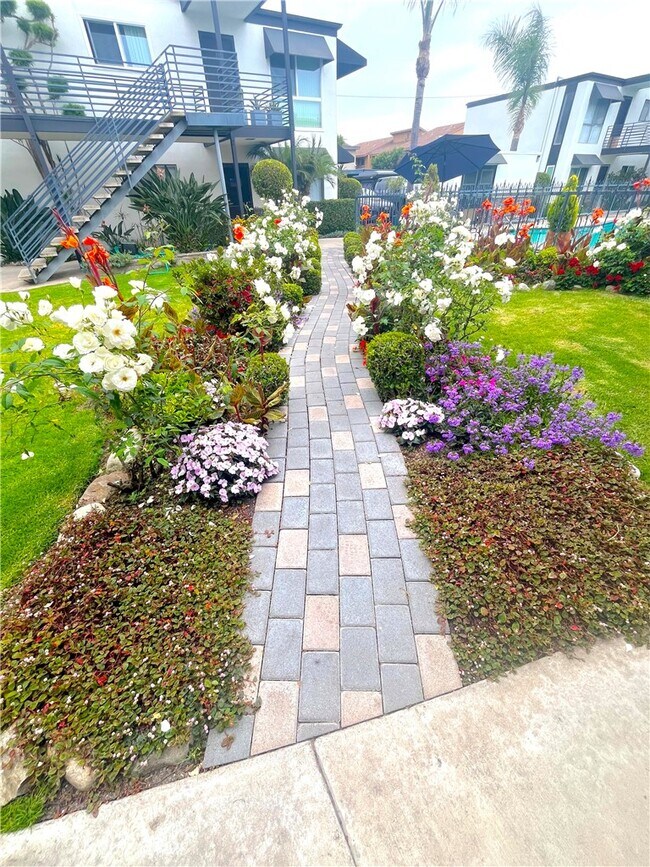 Building Photo - 931 W 19th St