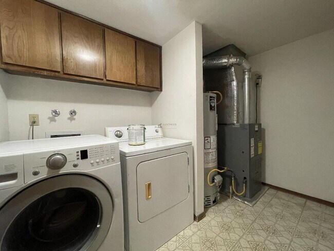 Building Photo - 331 Cheryl Ct