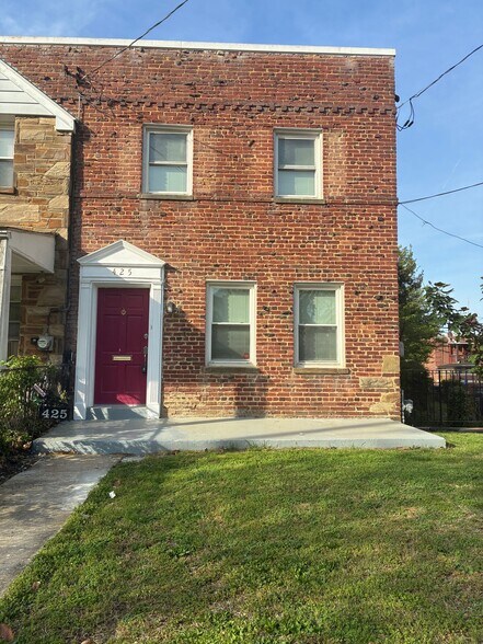 Building Photo - 425 Oakwood St SE