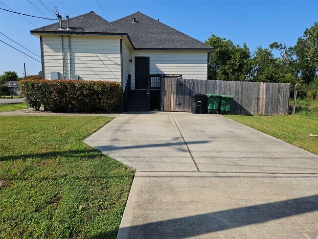 Building Photo - 4801 Wenda St