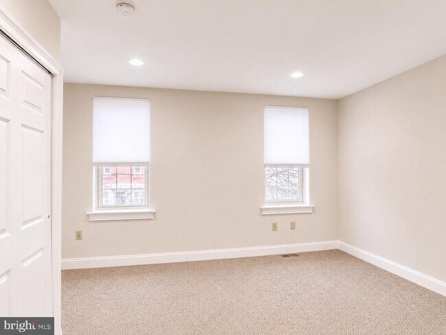 Building Photo - 2542 W Girard Ave