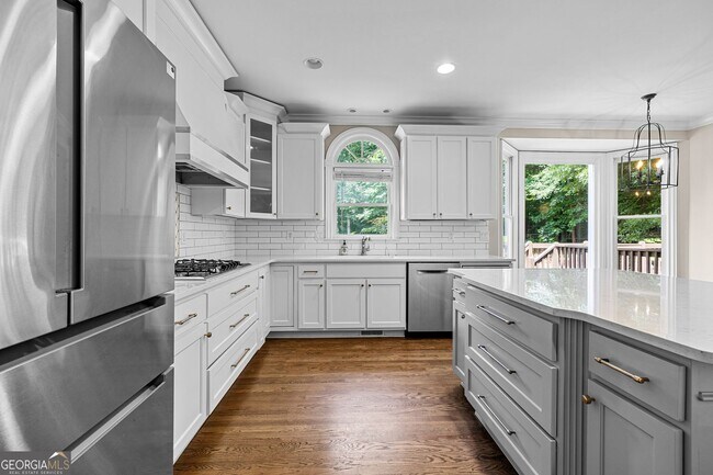 Building Photo - 340 Broadmoor Dr
