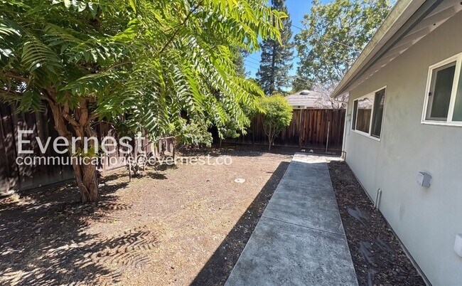 Building Photo - 4 Bed/3 Bath Home with Fenced Yard & Garage / Available Now!