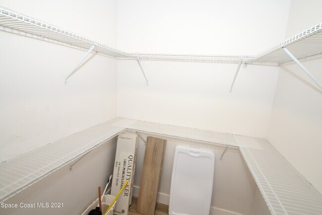 Building Photo - 580 Pine Tree Dr