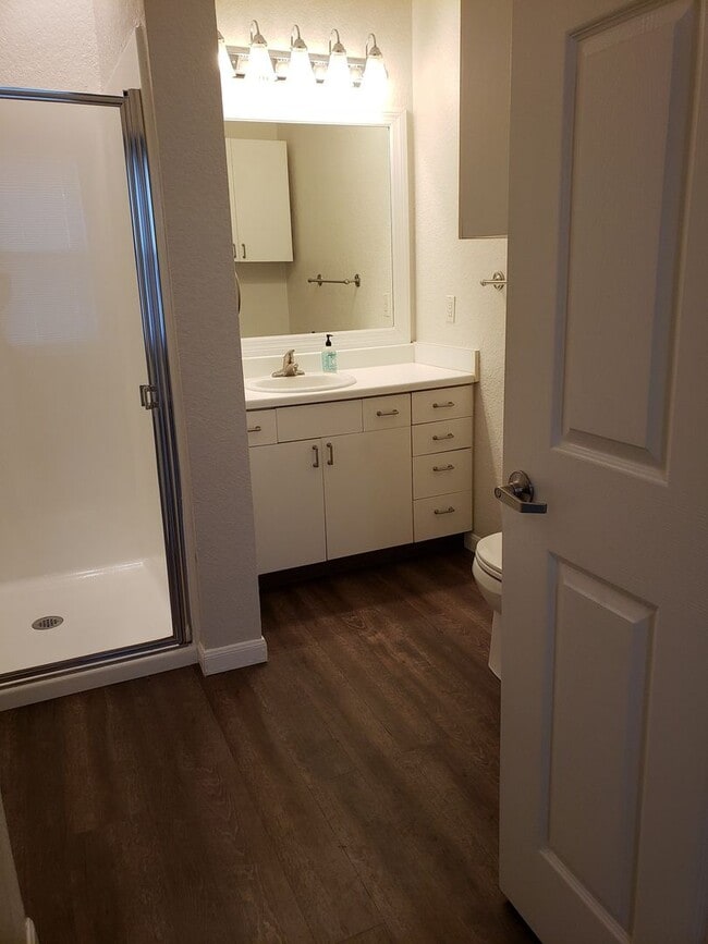 Building Photo - Downtown Upgraded 1 bedroom Condo