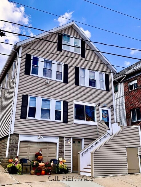 Building Photo - 30 Putnam Rd