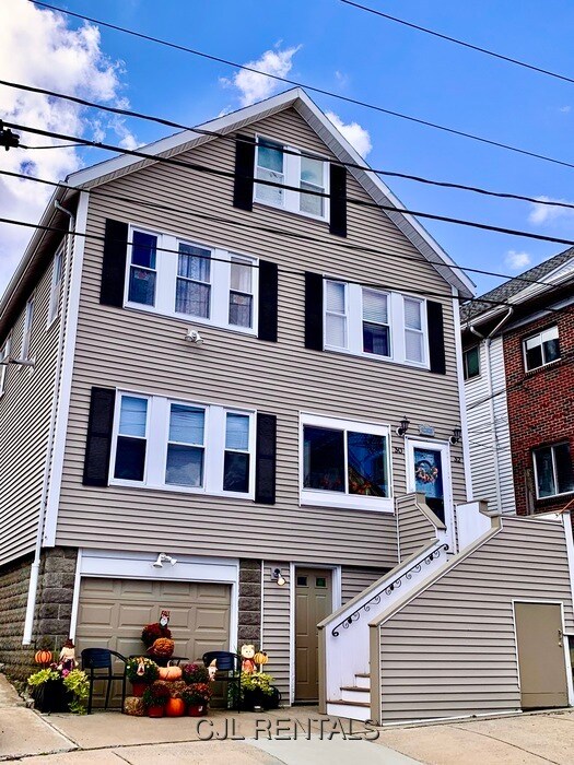 Building Photo - 30 Putnam Rd