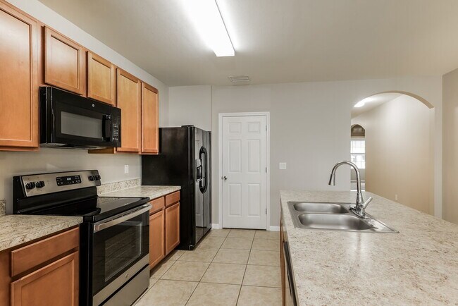 Building Photo - 2002 SE 12th St