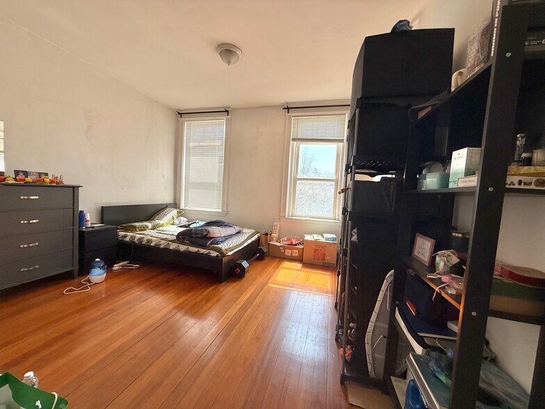 Building Photo - 1908 Beacon St