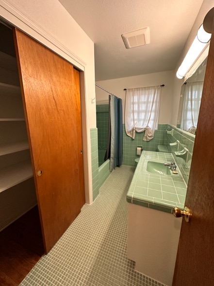 Building Photo - 538 Hillview Rd