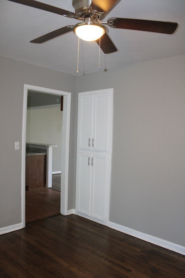 Building Photo - REMODELED!!  3 beds, 2 bath