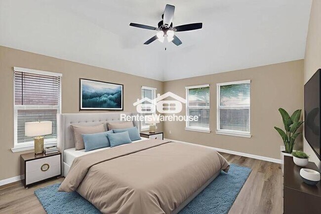 Building Photo - Great Location and Fully Refreshed Move In...