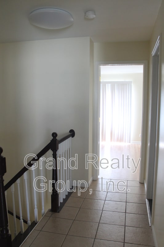Building Photo - 440 Meadow Green Ln