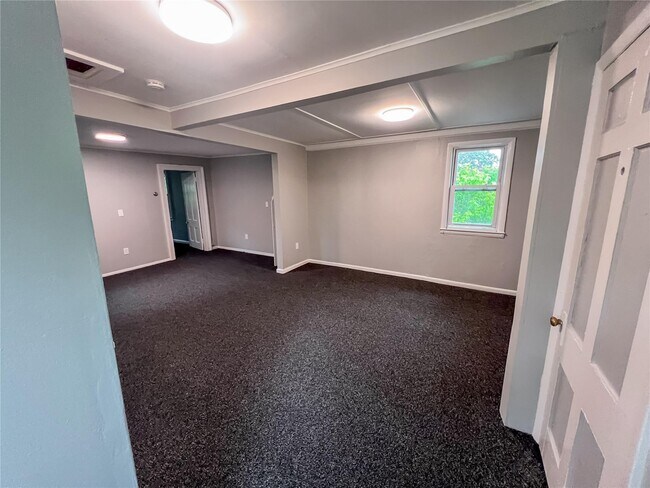 Building Photo - 41 Willow Ave