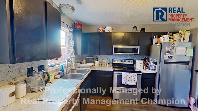 Building Photo - Charming 2BD/2 BA End Unit Townhouse w/Fireplace and Fenced Backyard