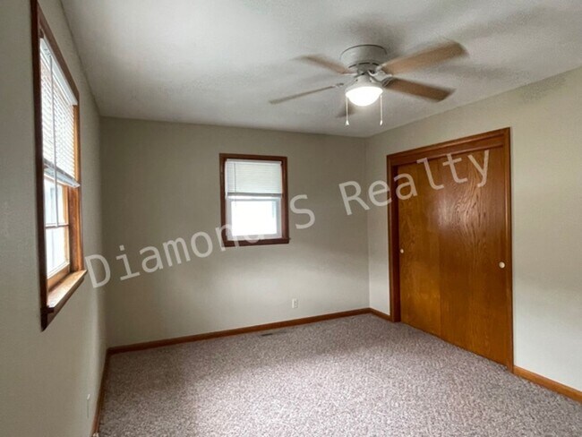 Building Photo - Adorable 2 Bedroom Available Early September!
