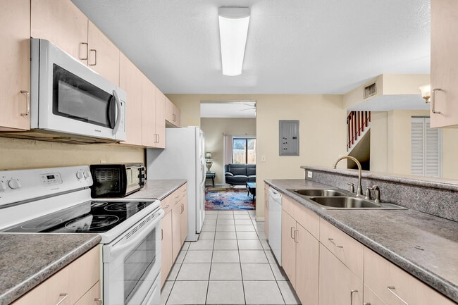 Building Photo - 10240 NW 33rd Pl