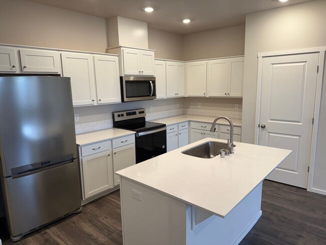 Building Photo - Gorgeous 2 Bedroom Townhome with 2 Car Gar...