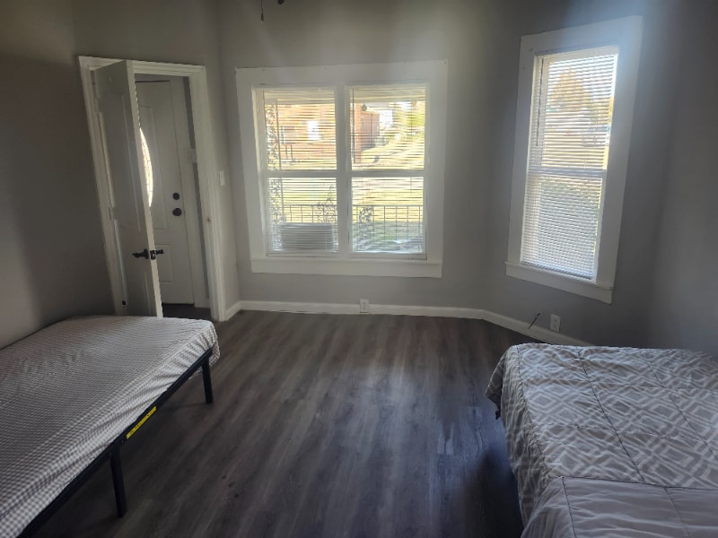 Building Photo - 714 E Lamar St