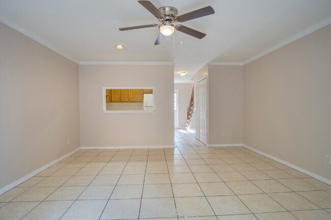 Building Photo - Charming Townhome with Fireplace & Fenced ...