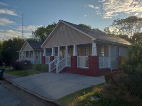 Building Photo - Newly Available 3 Bedroom 2 Bathroom in Do...