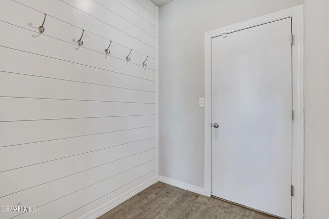 Building Photo - 13130 Oakhampton Ave