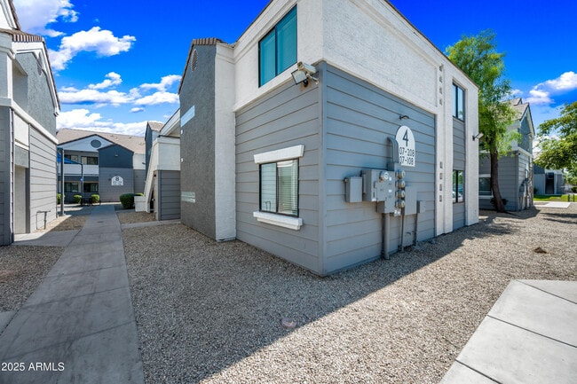 Primary Photo - 3065 N 67th Ave
