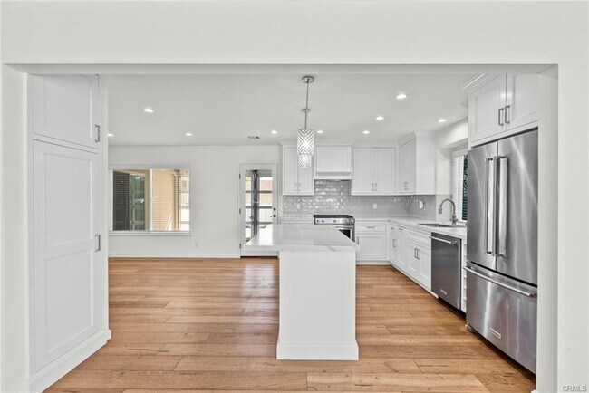 Building Photo - 1056 E Orange Grove Ave