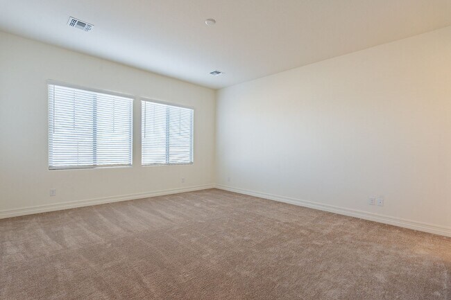 Building Photo - 5 BEDROOM 4 BATH SINGLE FAMILY HOME