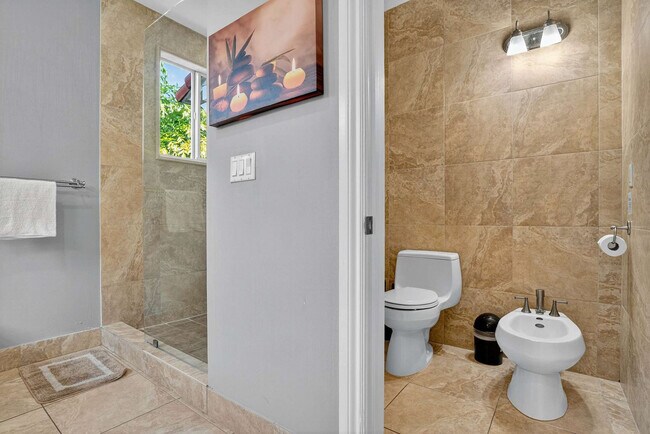 Building Photo - 1705 NE 11th St