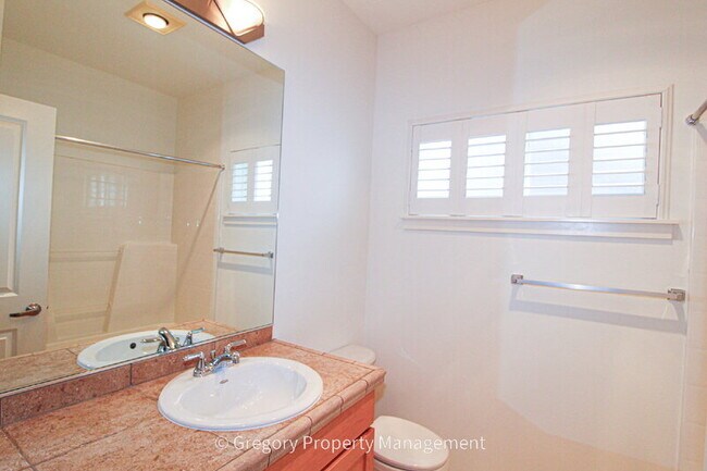 Building Photo - 13824 N Creek Dr