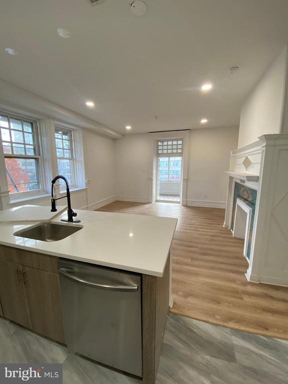 Building Photo - 260 W Johnson St