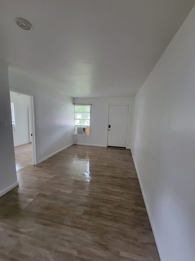 Building Photo - For Rent: Charming 2 Bed / 1 Bath Duplex with Backyard. We accept section 8.