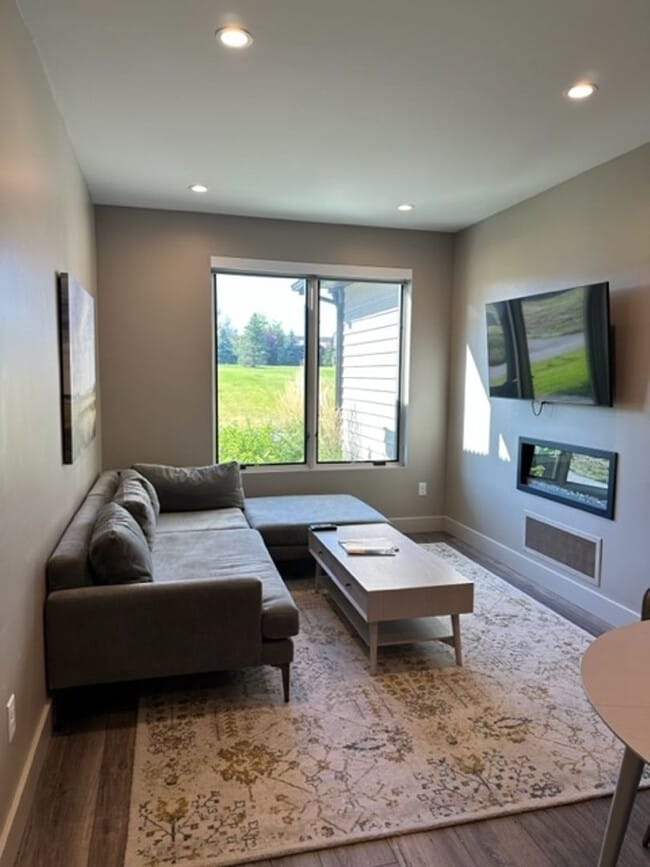 Building Photo - Fully Furnished Condo for Rent in Black Bull!