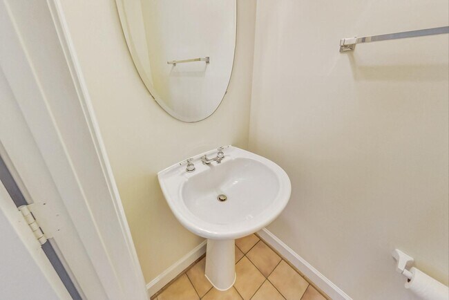 Building Photo - Cool on Cool Spring! Large SF 4 Bed + 2.5 BA