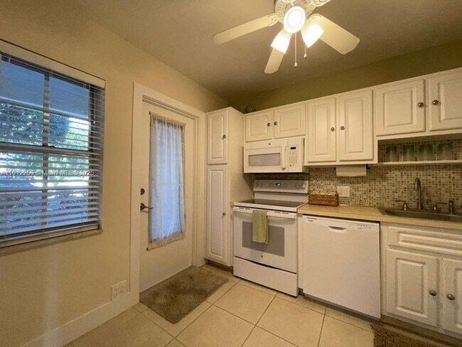 Building Photo - 2950 N Palm Aire Dr