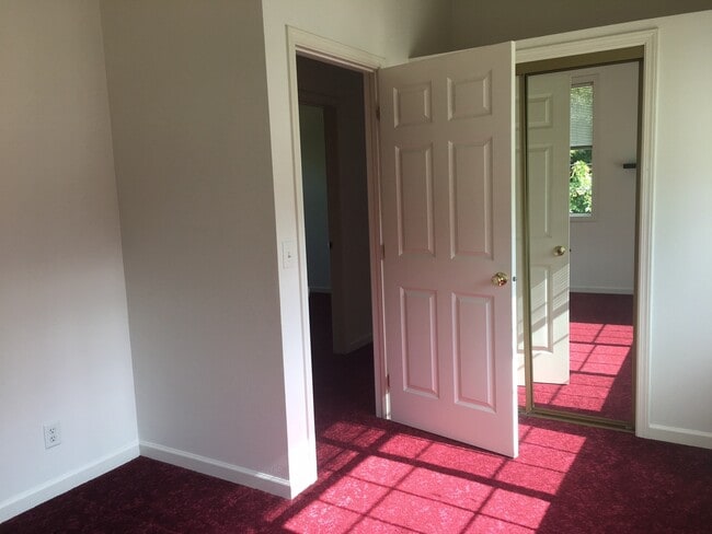 Building Photo - 6 Bedroom 2 bath House Close to Campus