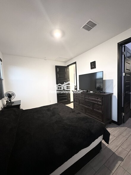 Building Photo - 8956 W Solano Dr