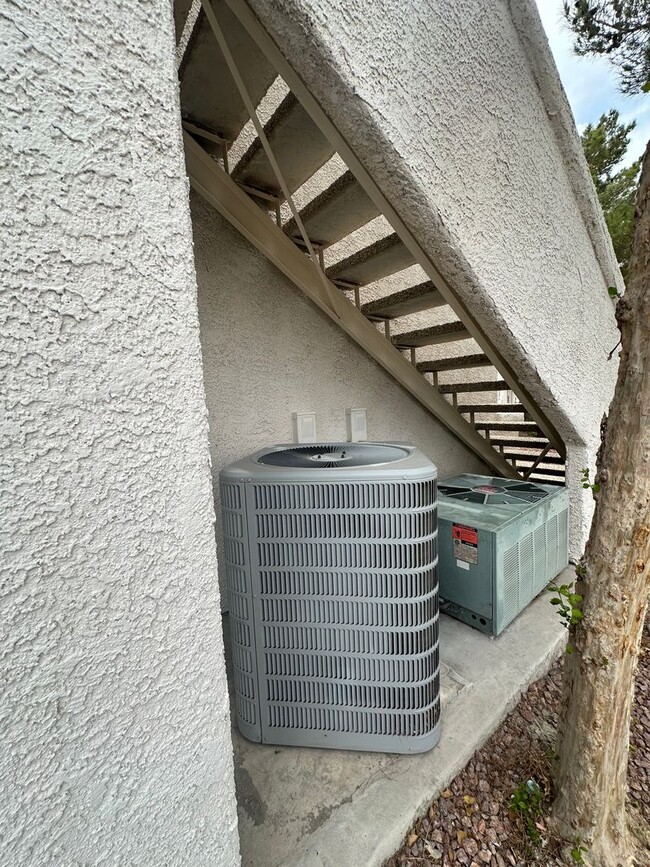 Building Photo - 5222 Mandalay Springs Dr