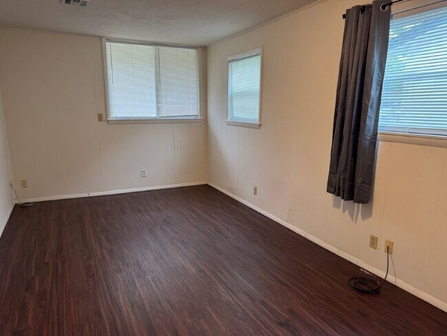 Building Photo - 4-bedroom garage conversion, cute and clea...