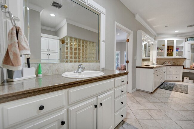 Building Photo - 5 Muirfield Dr